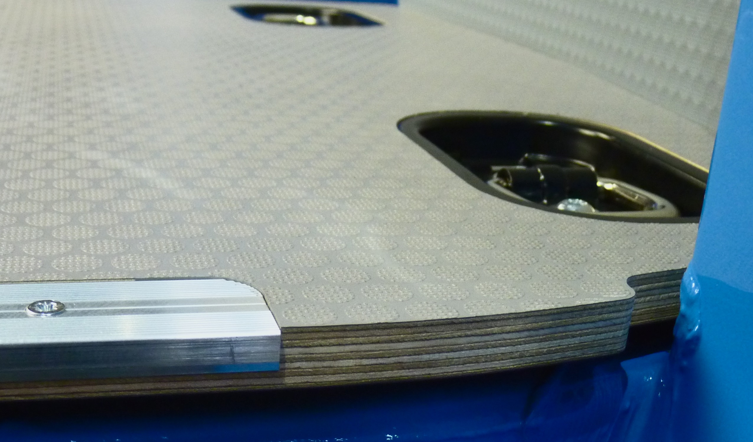 Bodenplatte 12 mm grau – Mercedes Sprinter ab Baujahr 2006 und ab Baujahr 2018, Radstand 3.665 mm, Heckantrieb, Schiebetüre rechts mit 3 eingefrästen Airlineschienen